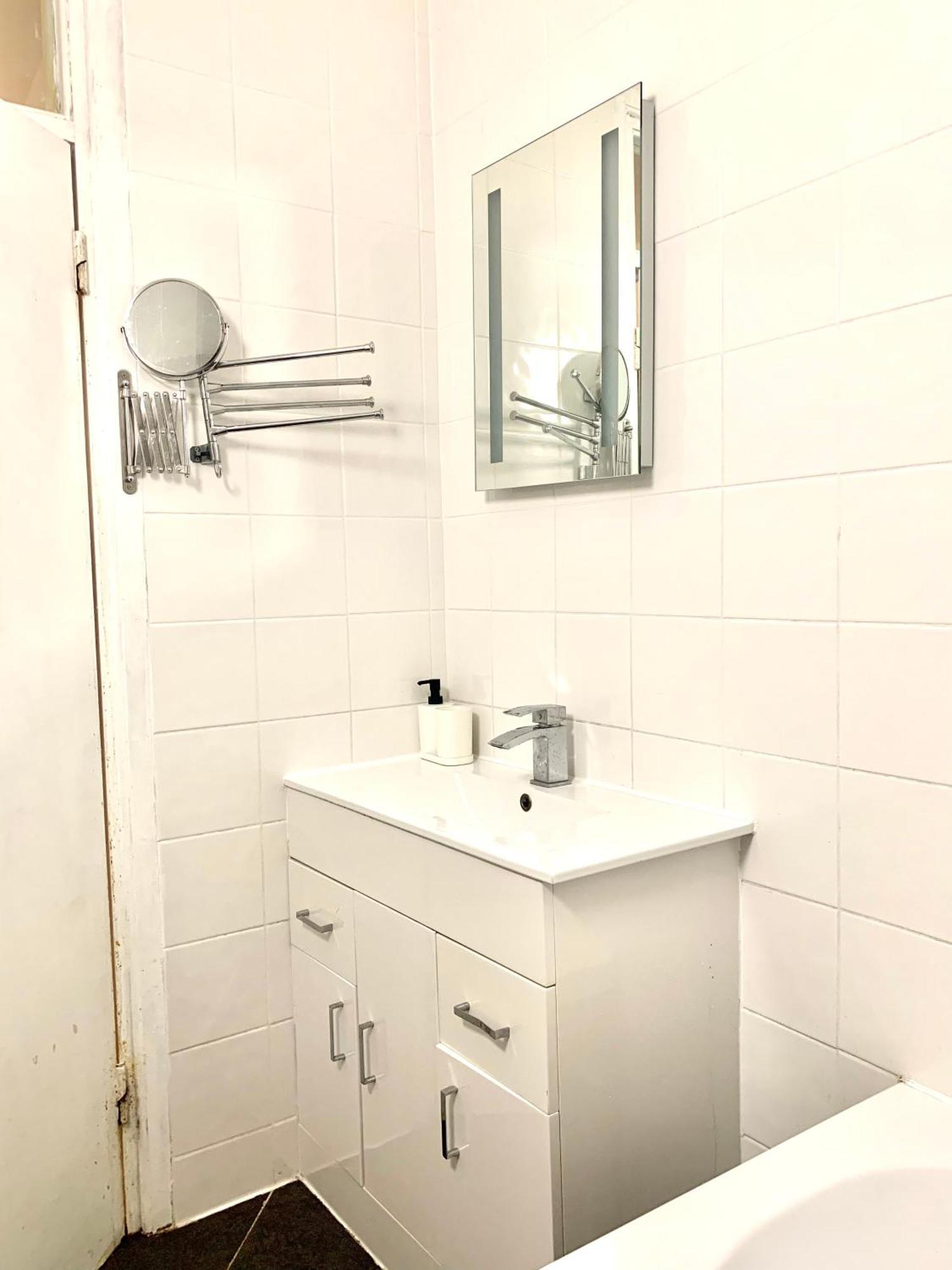 Cosy 2 Bedroom Apartment In Swiss Cottage. Лондон Экстерьер фото