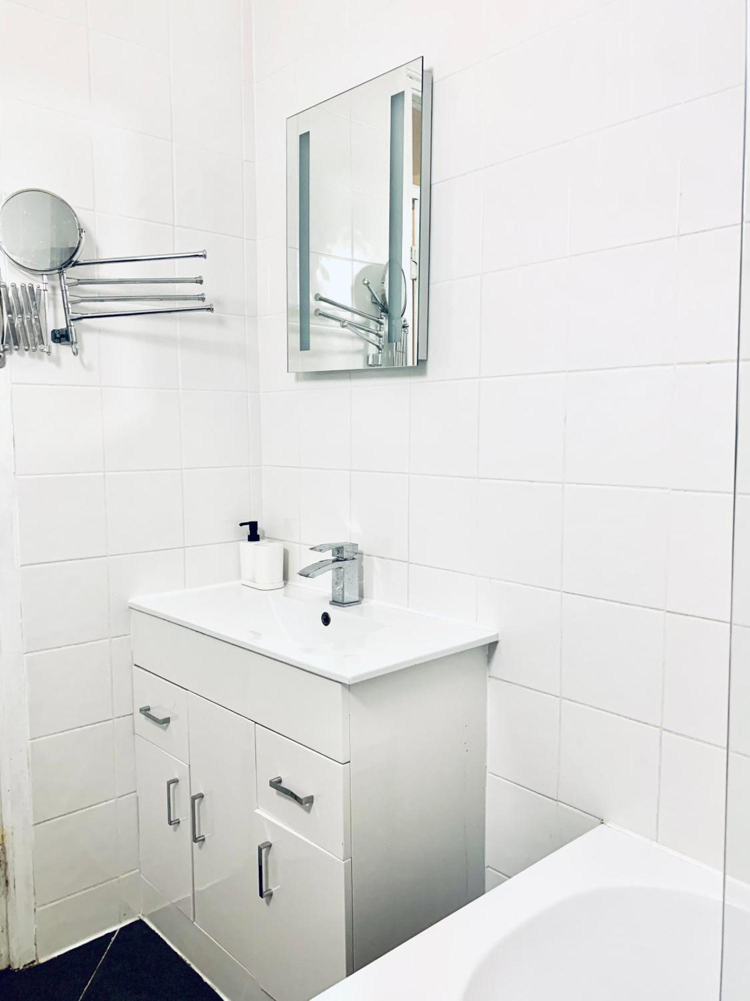 Cosy 2 Bedroom Apartment In Swiss Cottage. Лондон Экстерьер фото