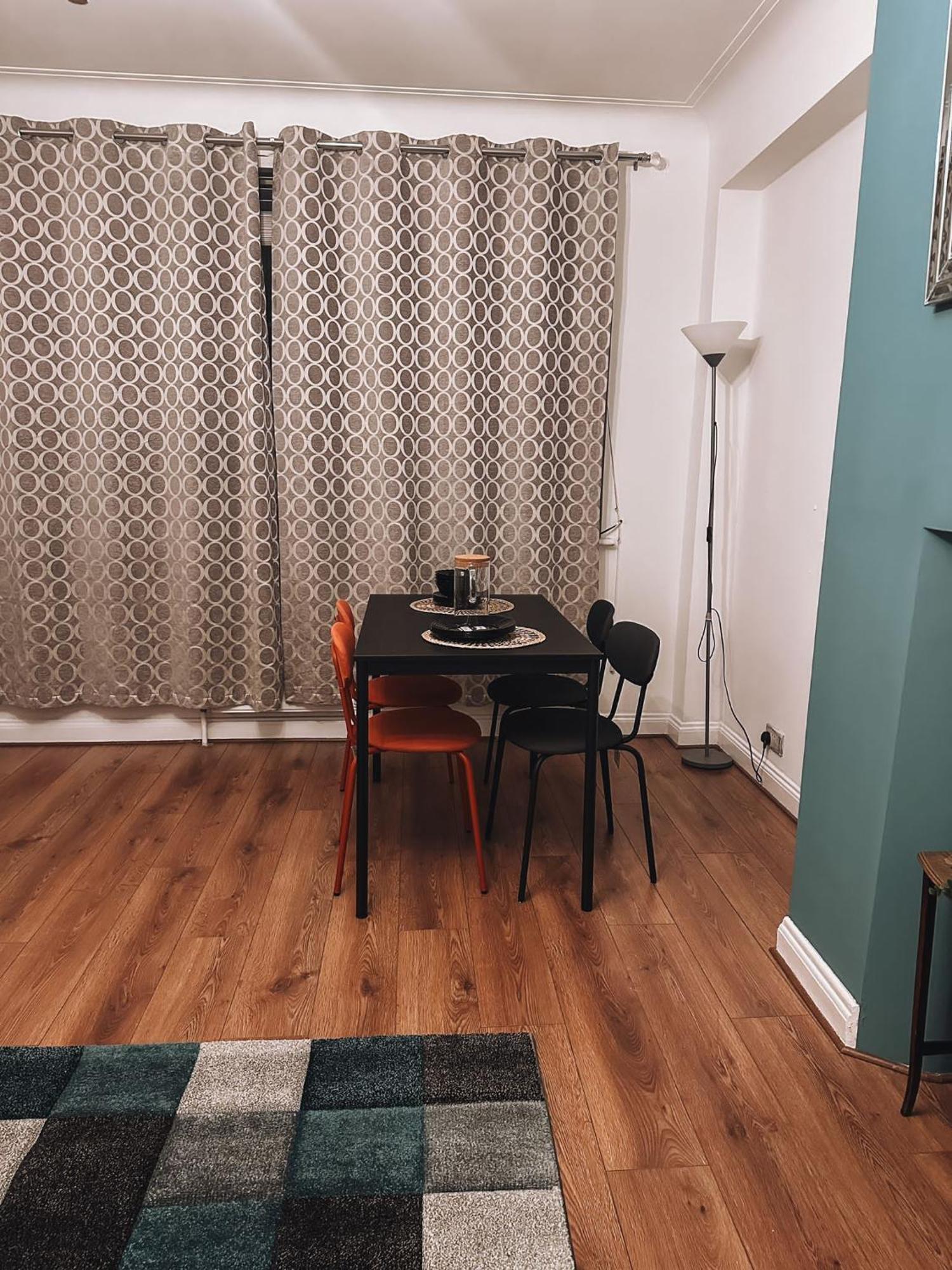 Cosy 2 Bedroom Apartment In Swiss Cottage. Лондон Экстерьер фото