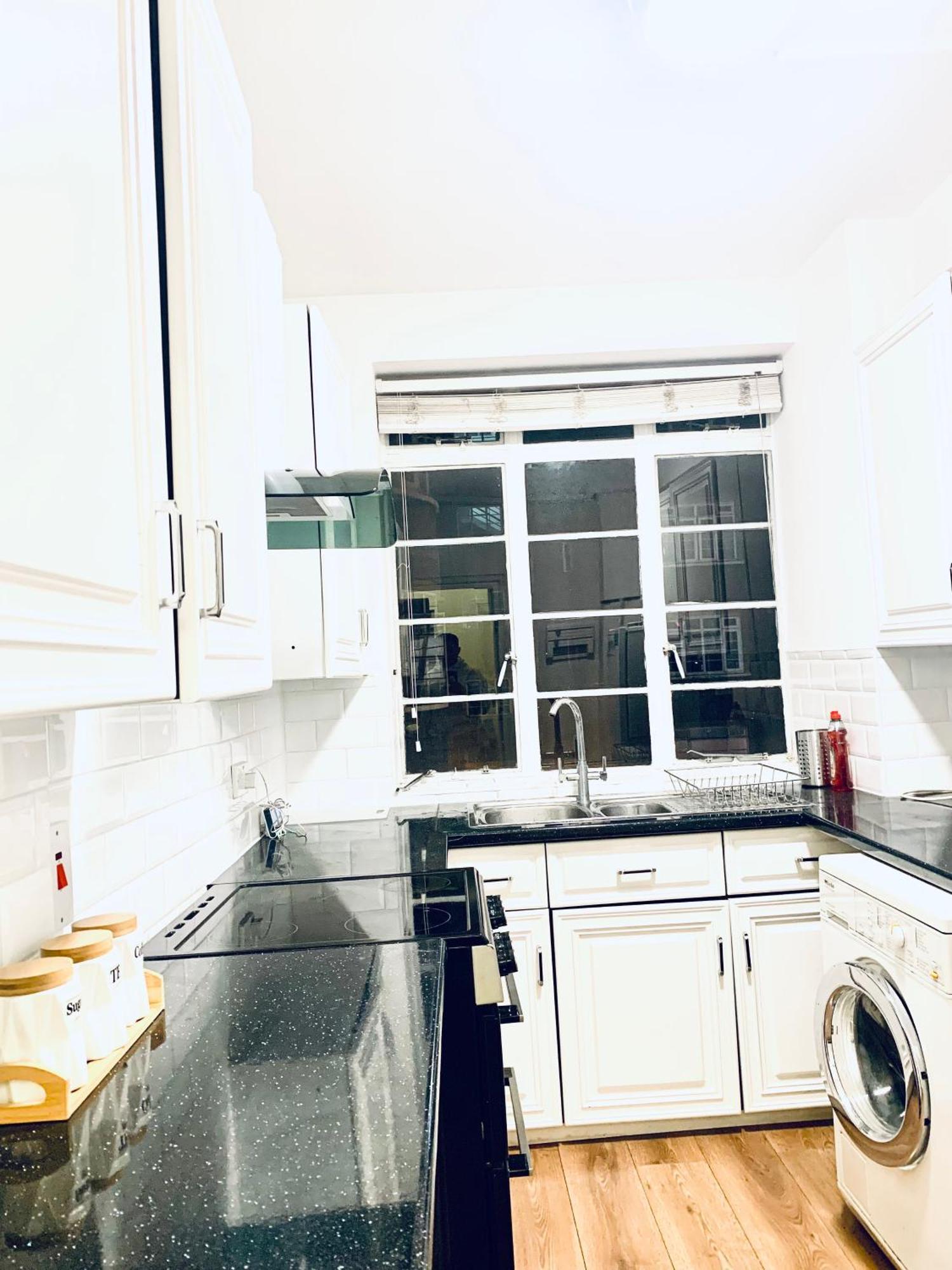 Cosy 2 Bedroom Apartment In Swiss Cottage. Лондон Экстерьер фото