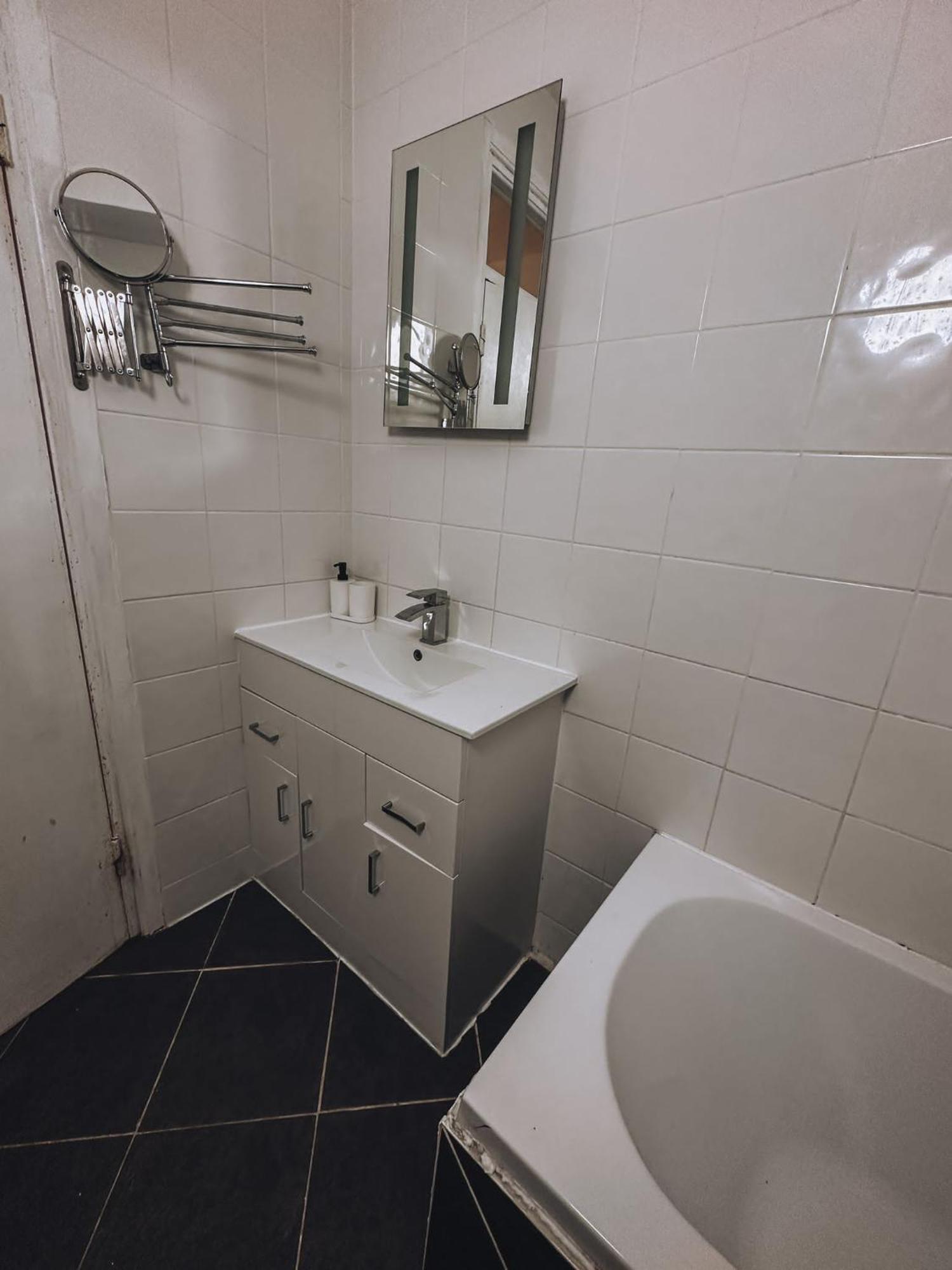 Cosy 2 Bedroom Apartment In Swiss Cottage. Лондон Экстерьер фото