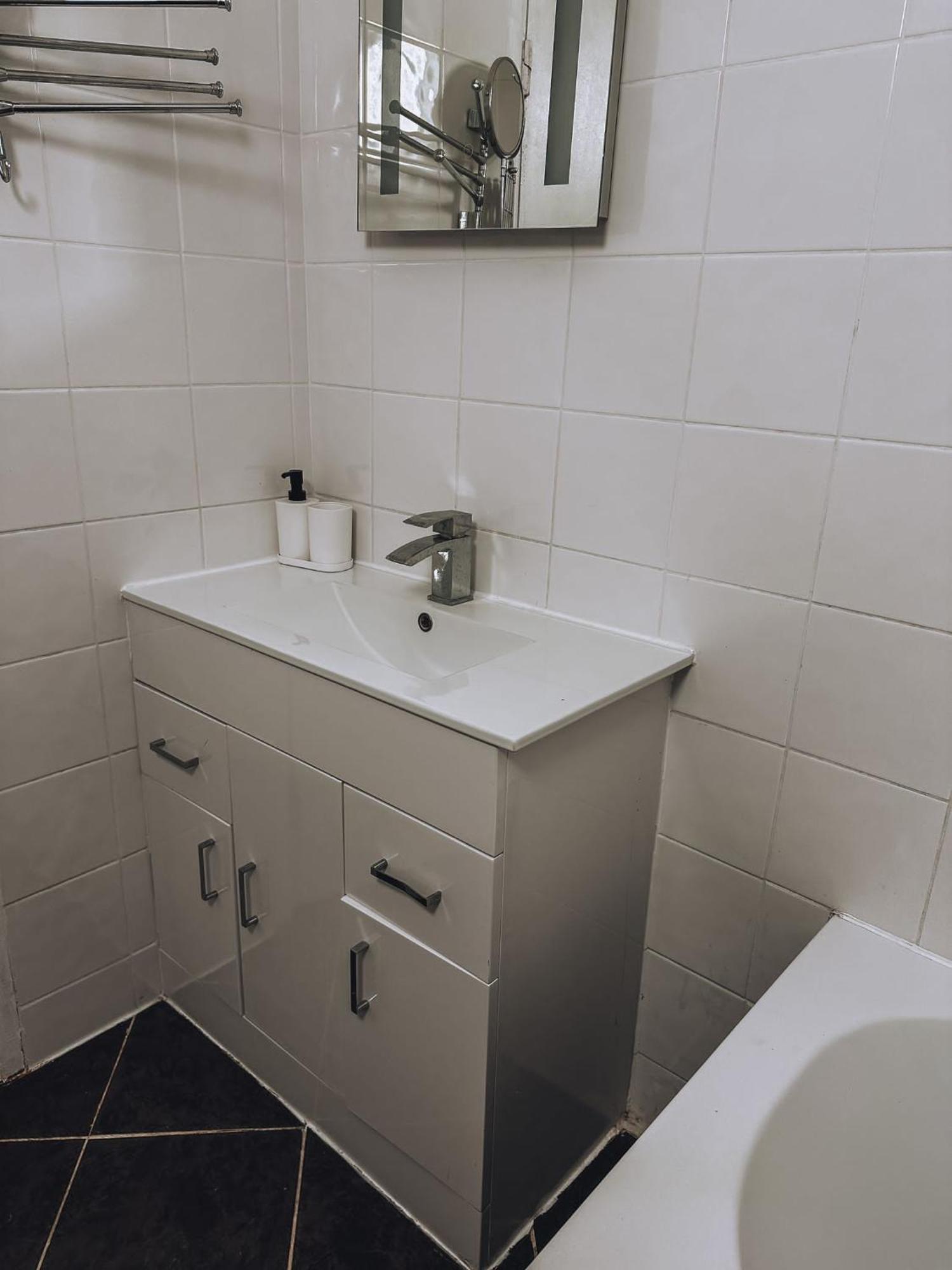 Cosy 2 Bedroom Apartment In Swiss Cottage. Лондон Экстерьер фото